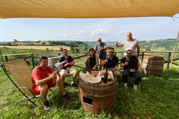 conoscersi e incontrarsi, popoli e culture diverse, clienti e confinanti. Grazie al buon vino, formaggio e dolcetti locali